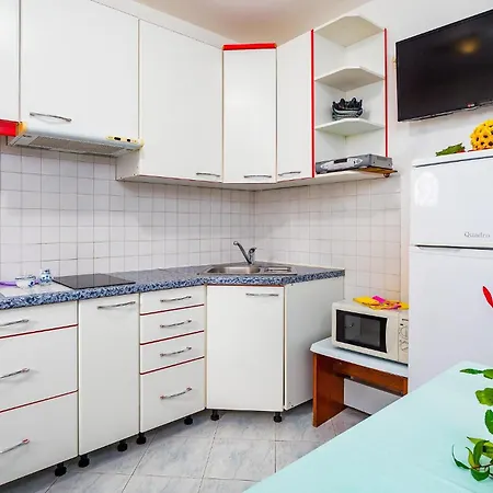 Beautiful In With Kitchen Apartment *